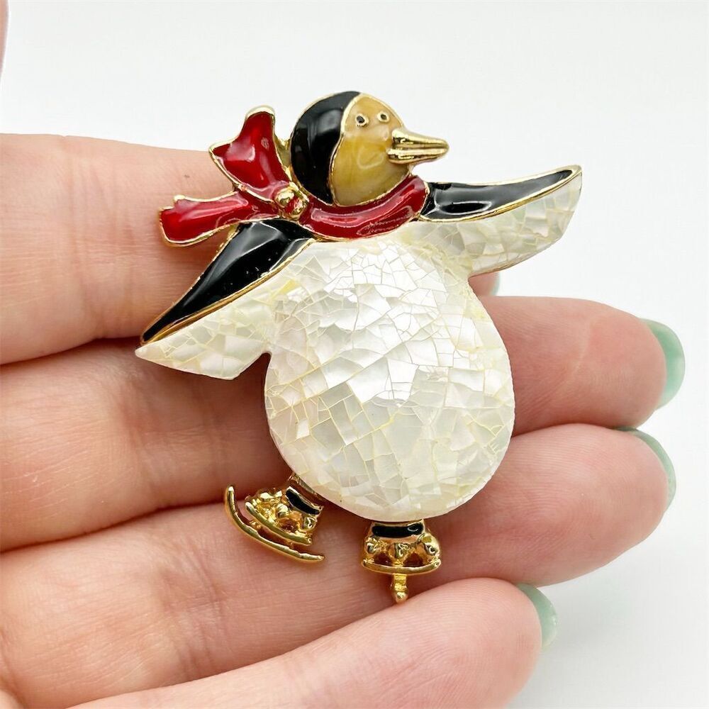Liz Claiborne Vintage Gold Tone Penguin Brooch Pin Holiday Christmas Ice Skating